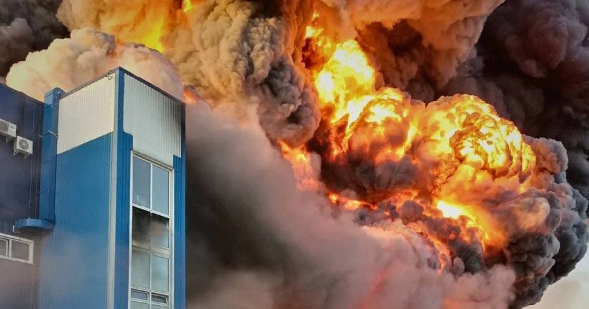 Вибух на обєкті влучання в Вишневому з великим полумям і димом