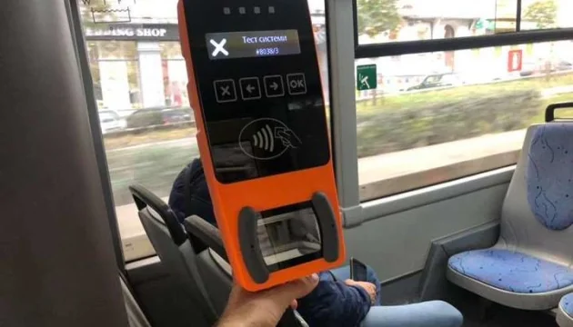 Платіжний термінал у київському автобусі з помилкою тесту системи 403/503
