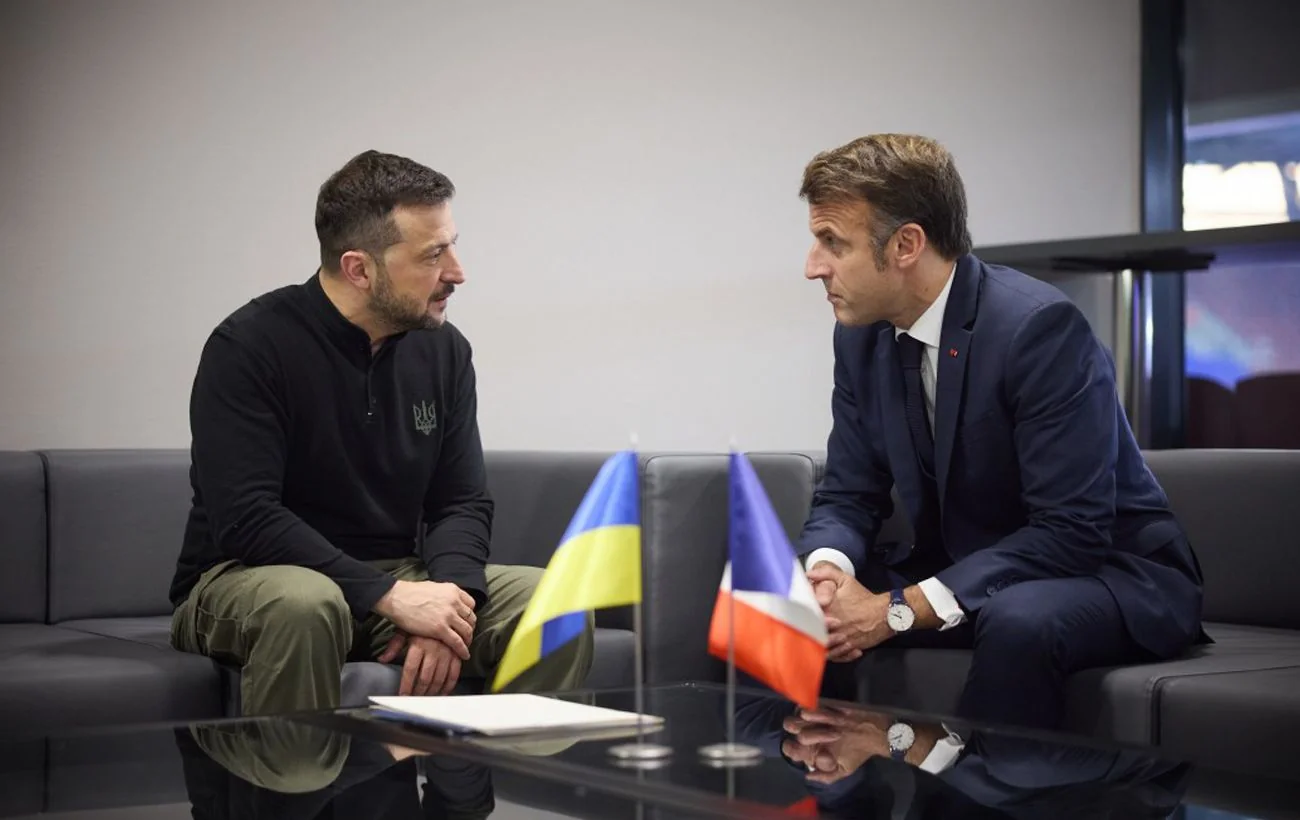 Зеленський і Макрон на зустрічі з прапорами України та Франції