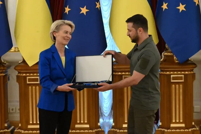 Зеленський вручає Урсулі фон дер Ляєн орден Європи в Києві
