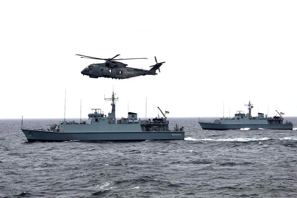 Кораблі ВМС України з вертольотом під час морської операції