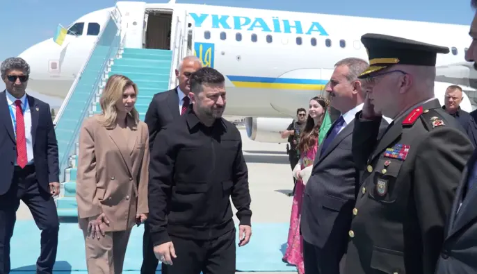 Зеленський прибув на саміт НАТО в Анкарі біля літака Україна