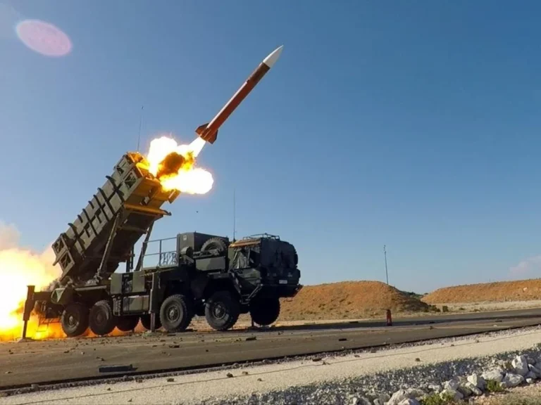 Пускова установка Patriot запускає ракету-перехоплювач PAC-3