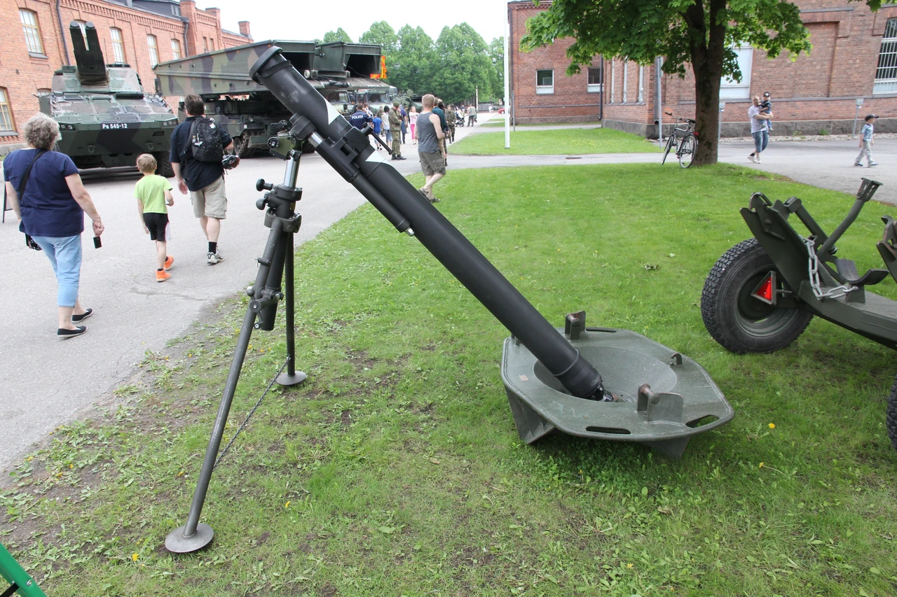 120-mm-minomet-vazhka-batalionna-artyleriia-iaka-bie-za-pahorb-i-trymaie-pikhotu-8675