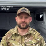 Чоловік у камуфляжі з пікселізованим обличчям біля відкритого білого фургона