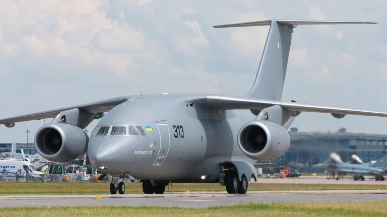 Ан-178 украинский средний транспортный самолёт нового поколения an-178-ukrainskyi-serednii-transportnyi-litak-novoho-pokolinnia-2e15