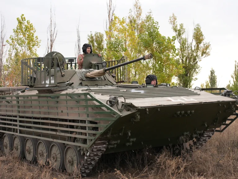 bmp-2-boiova-mashyna-pikhoty-iaka-dosi-trymaie-mekhanizovani-bryhady-eddd