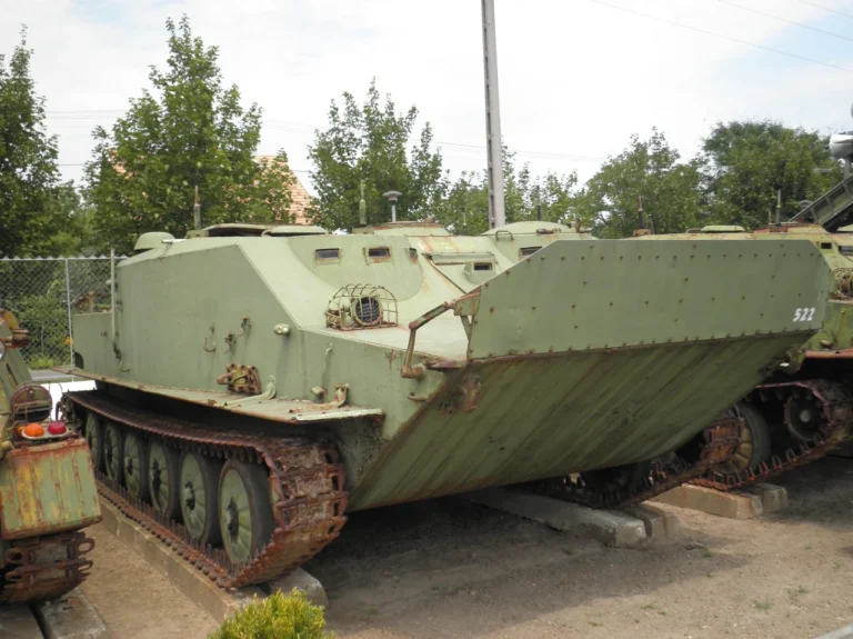bmp-50-btr-50-pershyi-husenychnyi-plavaiuchyi-bronetransporter-iakyi-dosi-izdyt-7403