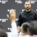 Міністр оборони Євгеній Хмара виступає перед журналістами на брифінгу Міноборони