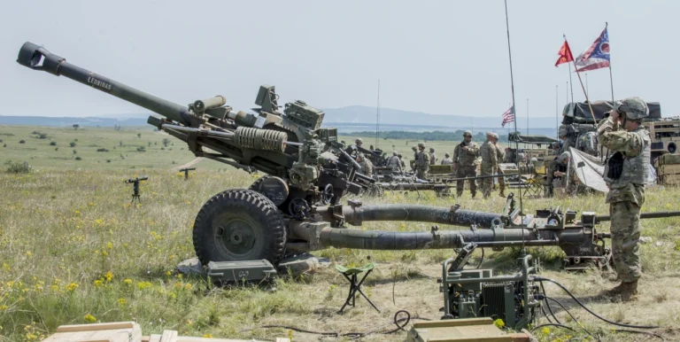 l119-haubytsia-lehka-105-mm-harmata-iaka-trymaie-vohon-tam-de-vazhki-systemy-ne-0e52