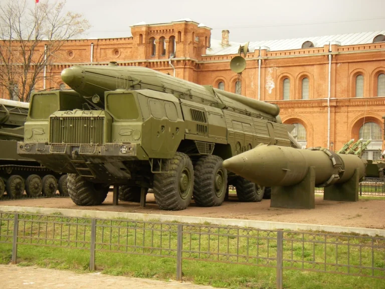operatyvno-taktychnyi-raketnyi-kompleks-iskander-istoriia-kharakterystyky-ta-suc-87ea