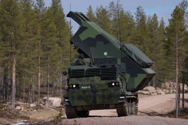 rszv-smerch-potuzhna-reaktyvna-systema-zalpovoho-vohniu-radianskoi-epokhy-iaka-d-e0dc