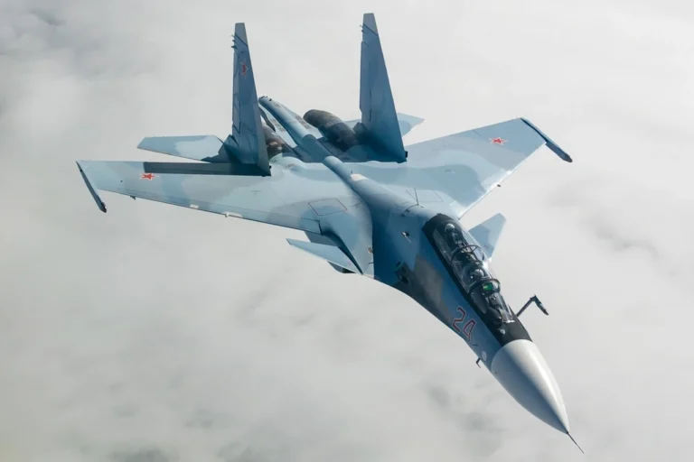 su-30sm-bahatotsilovyi-vynyshchuvach-pokolinnia-4-iakyi-zminyv-pravyla-povitrian-4c55