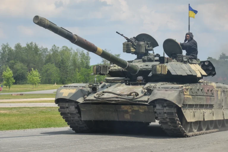tankova-armiia-istoriia-stvorennia-struktura-boiove-zastosuvannia-ta-suchasni-tr-13d2