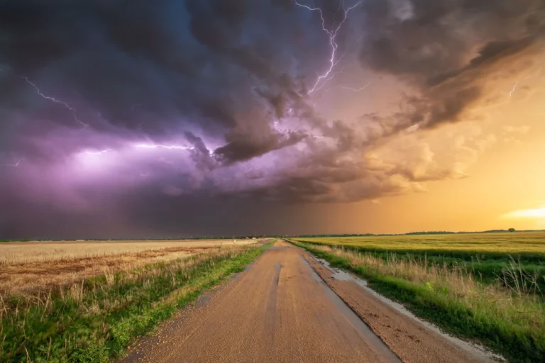 tornado-iak-narodzhuietsia-ruinivnyi-vykhor-chomu-vin-staie-chastishym-i-iak-vid-f228