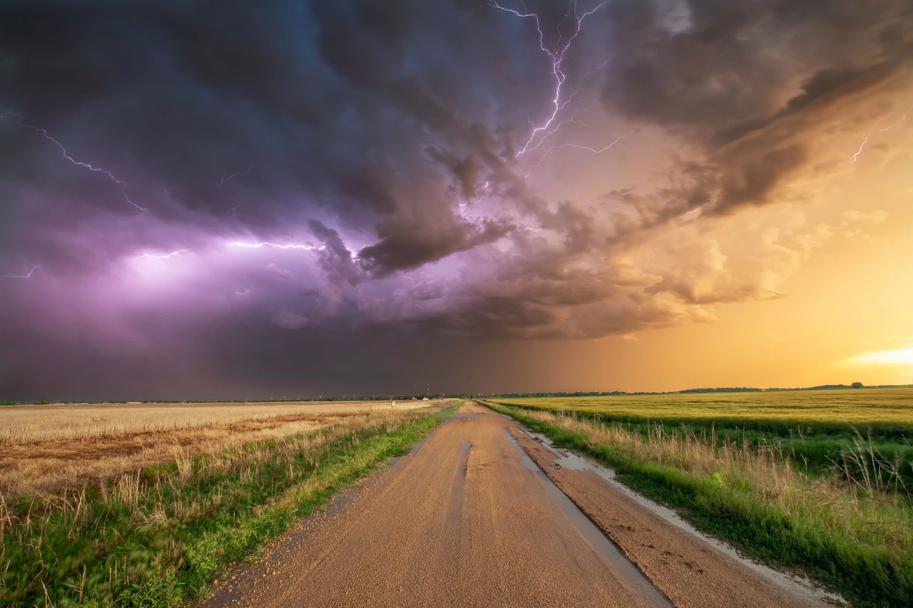 tornado-iak-narodzhuietsia-ruinivnyi-vykhor-chomu-vin-staie-chastishym-i-iak-vid-f228