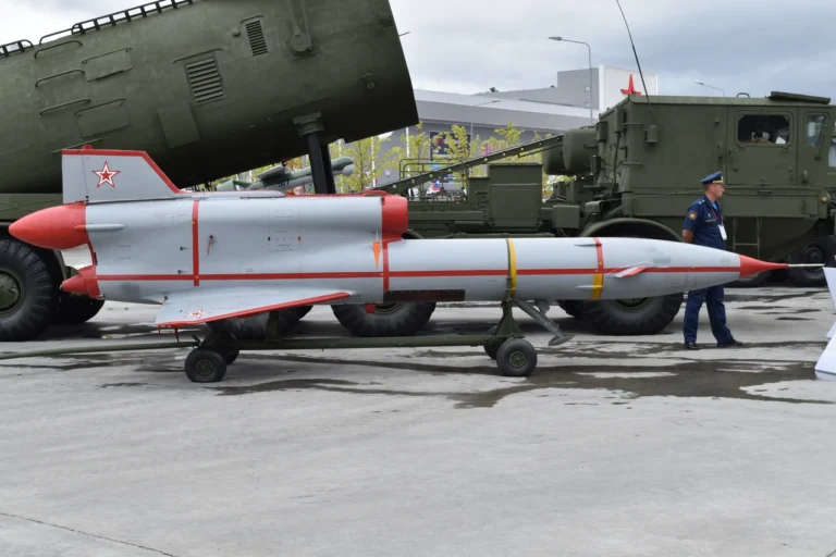 tu-143-reis-reaktyvnyi-rozvidnyk-iakyi-perezhyv-kholodnu-viinu-i-povernuvsia-na-1082