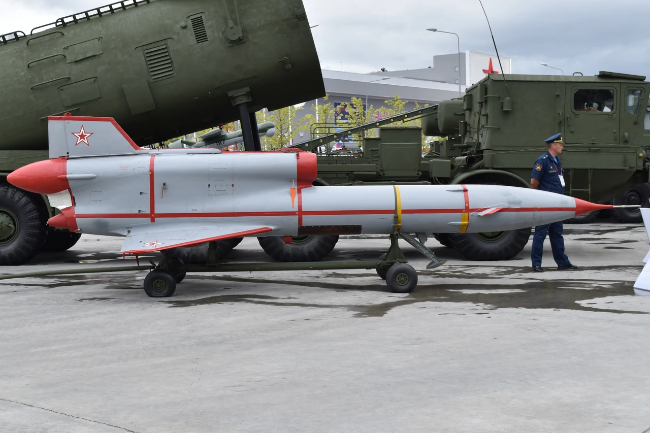 tu-143-reis-reaktyvnyi-rozvidnyk-iakyi-perezhyv-kholodnu-viinu-i-povernuvsia-na-1082
