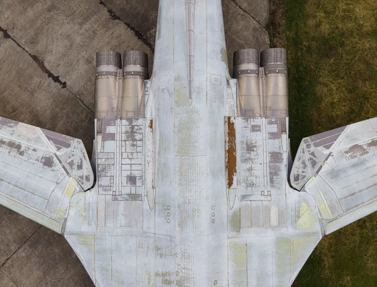 tu-160-bilyi-lebid-istoriia-kharakterystyky-i-ukrainskyi-slid-naibilshoho-bombar-e418
