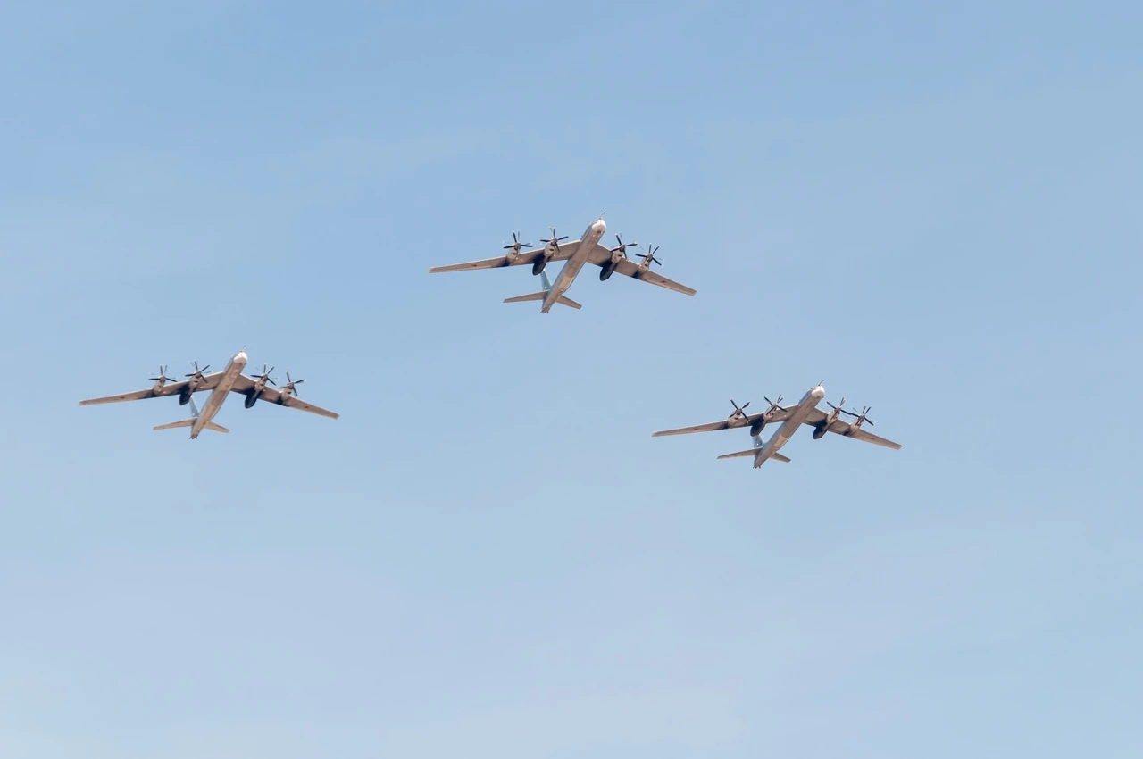 tu-95ms-stratehichnyi-raketonosets-iakym-rosiia-bie-po-ukraini-66fe