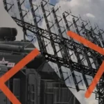 Колаж військової машини та великої РЛС-антени, перекреслених помаранчевими хрестами