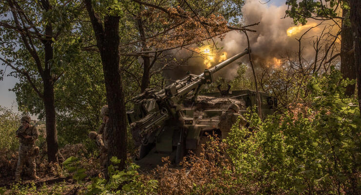 Самохідна гаубиця ЗСУ веде вогонь із замаскованої позиції в лісі
