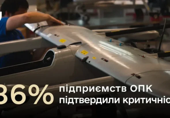 Працівники складають крило безпілотника в цеху оборонного підприємства