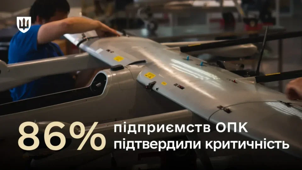 Працівники складають крило безпілотника в цеху оборонного підприємства