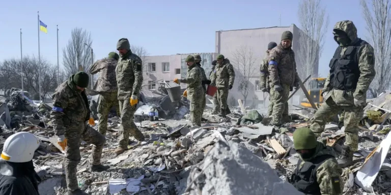 Военнослужащие в пехотной форме работают среди завалов разрушенного здания