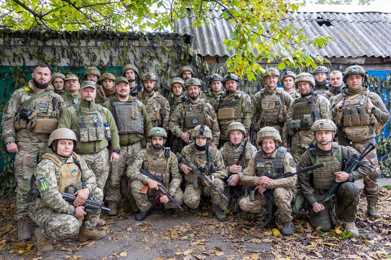 Військовослужбовець у камуфляжній формі в місцевості під час служби