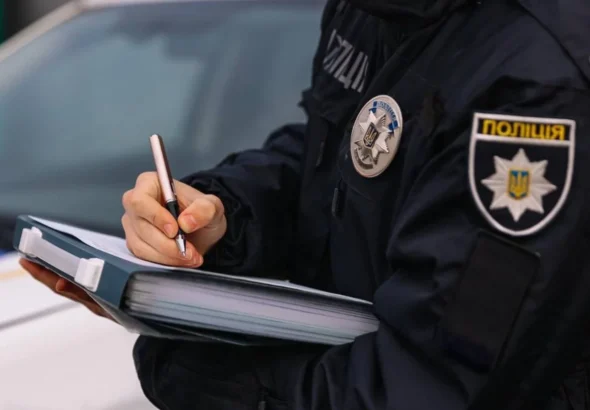 Поліцейський офіцер заповнює документ під час операції