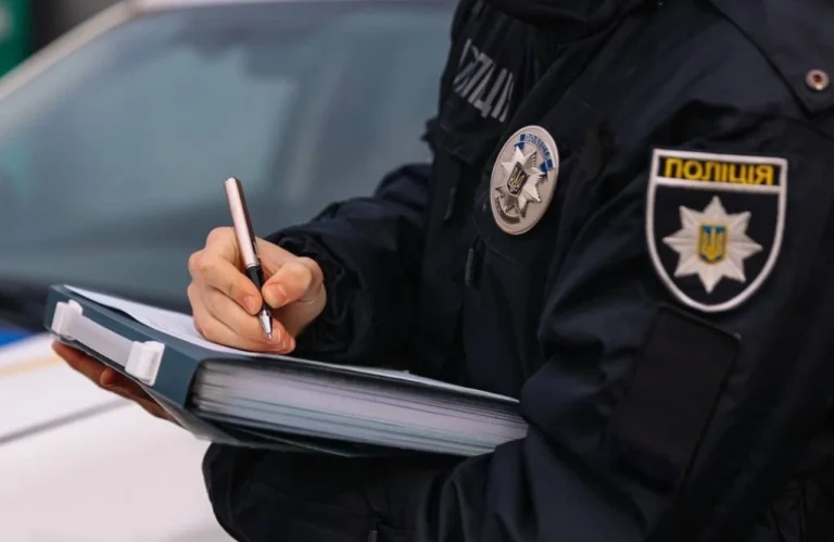 Поліцейський офіцер заповнює документ під час операції