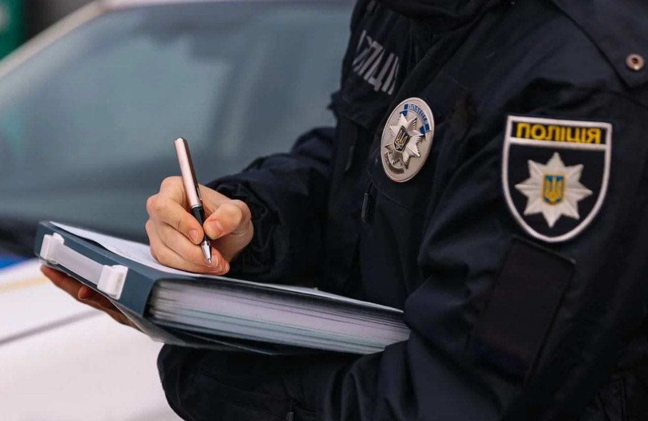 Поліцейський офіцер заповнює документ під час операції
