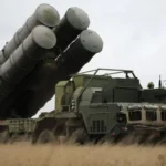 Зенітно-ракетний комплекс С-400 з піднятими ракетними пусковими установками на полі