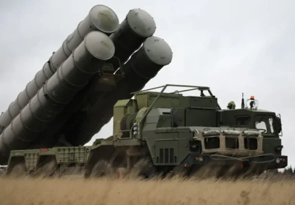 Зенітно-ракетний комплекс С-400 з піднятими ракетними пусковими установками на полі