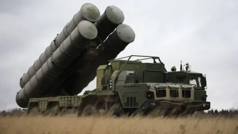 Зенітно-ракетний комплекс С-400 з піднятими ракетними пусковими установками на полі