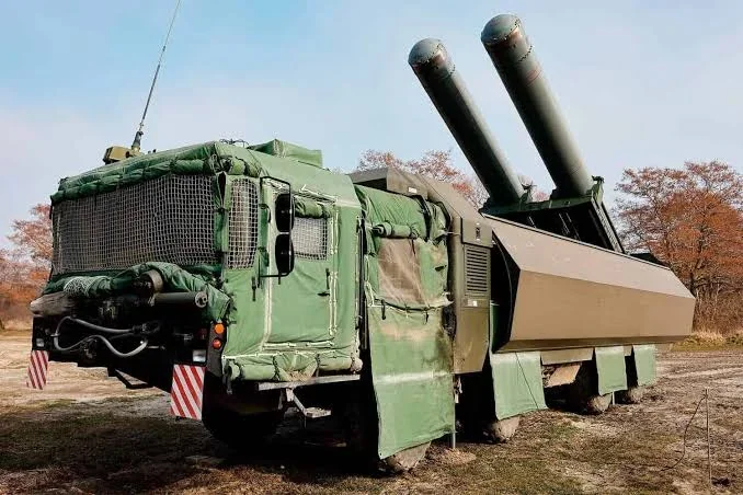 Зелений береговий комплекс Бастіон з двома пусковими контейнерами на вантажівці серед дерев