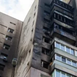 Закопчена багатоповерхівка з вигорілими балконами після удару по Києву