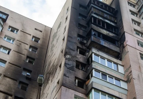 Закопчена багатоповерхівка з вигорілими балконами після удару по Києву