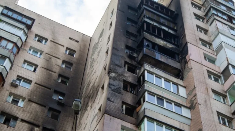 Закопчена багатоповерхівка з вигорілими балконами після удару по Києву
