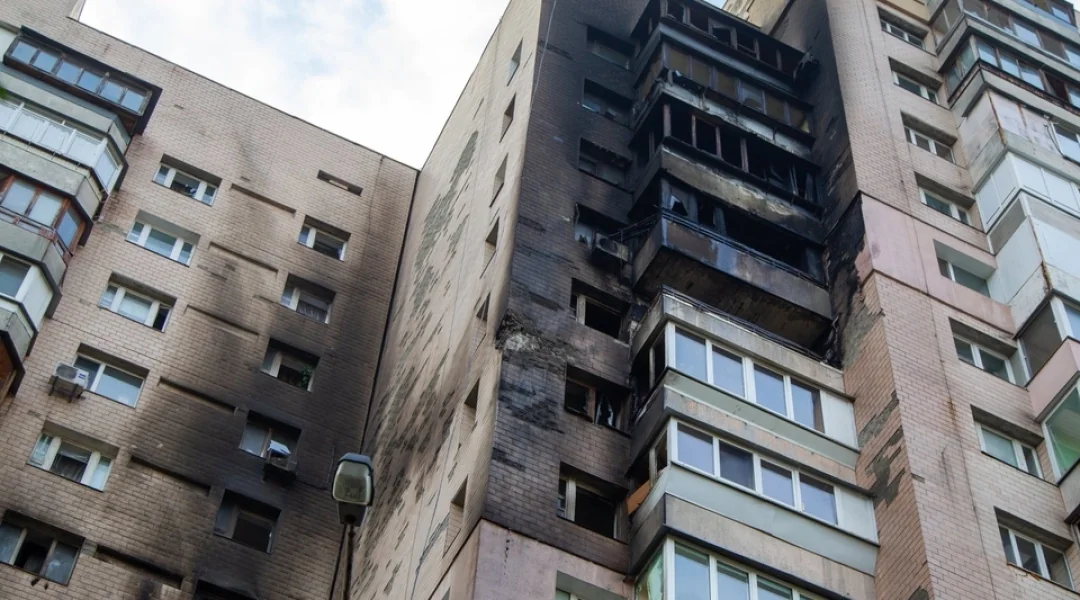 Закопчена багатоповерхівка з вигорілими балконами після удару по Києву